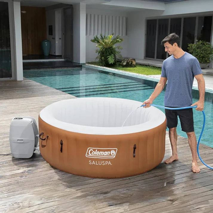 Jacuzzi avec éclairage LED d'ambiance et jets massants à bulles .
