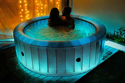 Jacuzzi avec éclairage LED d'ambiance et jets massants à bulles .